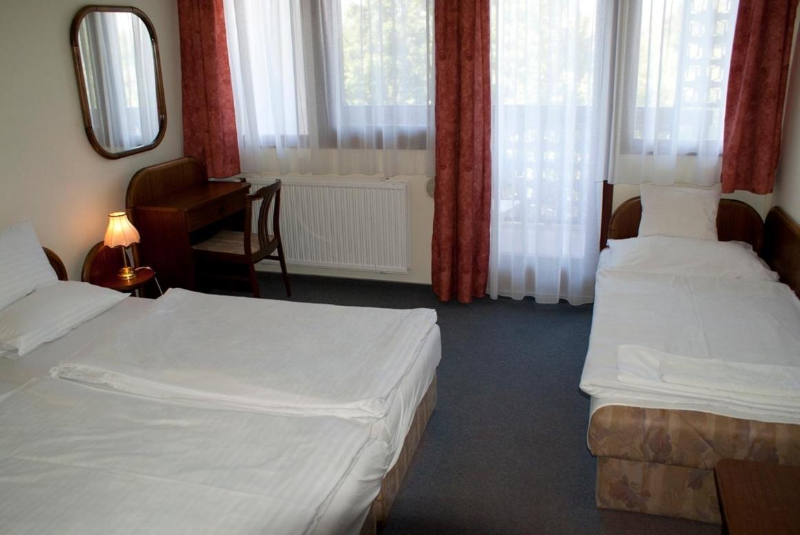 Hotel Uni 巴拉顿菲赖德 外观 照片